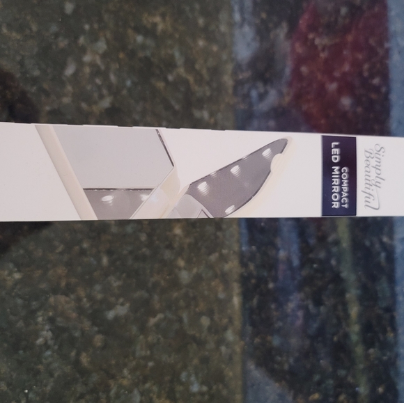 COMPACT LED MIRROR - Picture 2 of 5